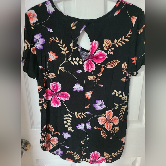 Amanda Green Floral Tee size medium - Picture 2 of 4